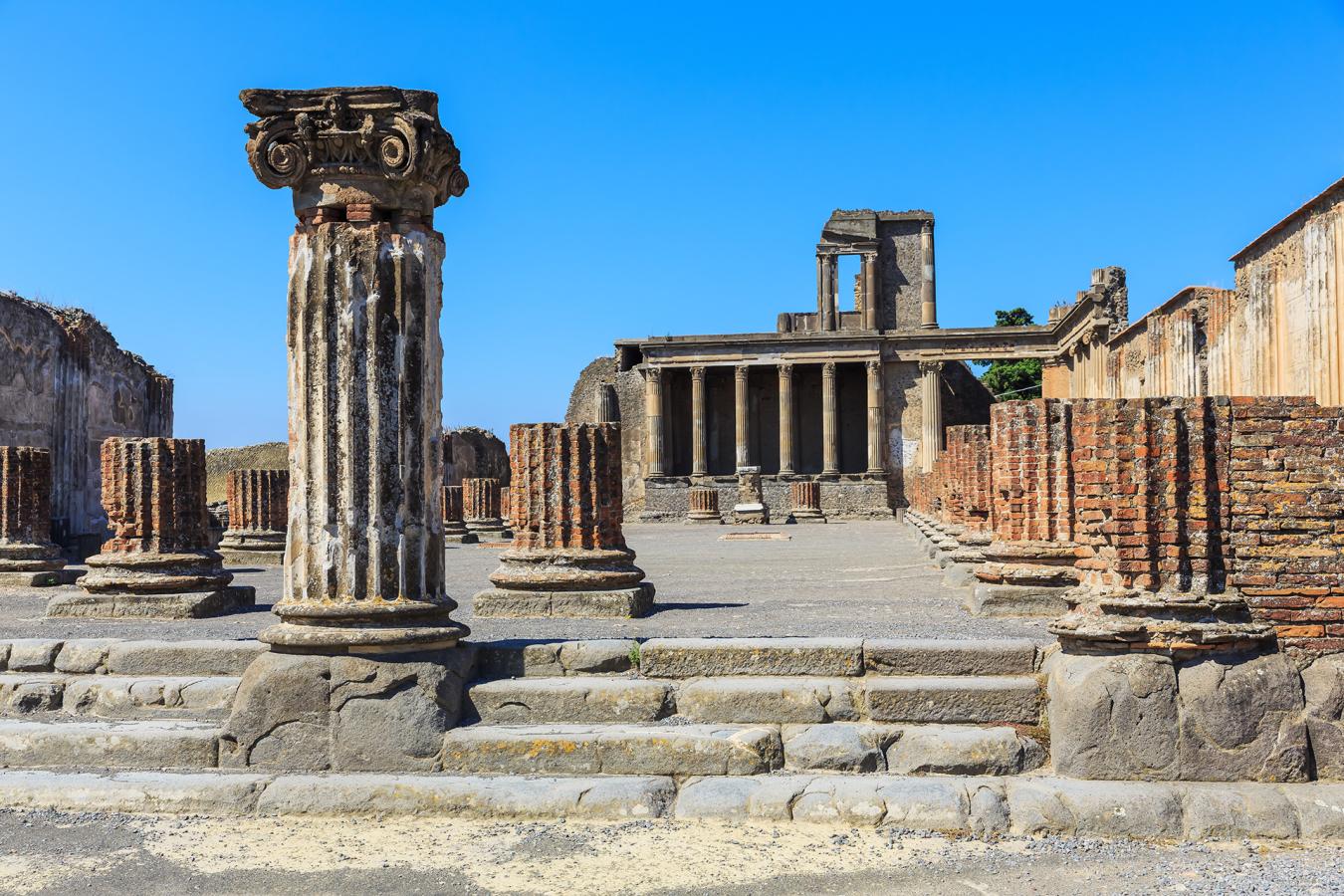 A journey through the history of Pompeii and Herculaneum-1